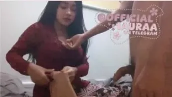 Abg Viral Laura Kebaya Merah Aku Tidak Butuh Dunia yang Sempurna, Aku Hanya Butuh Seseorang yang Membuatku Merasa Bahwa Dunia Ini Cukup untuk Kita Berdua Video Viral